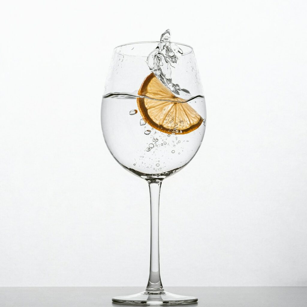 Wasser trinken mit Orange