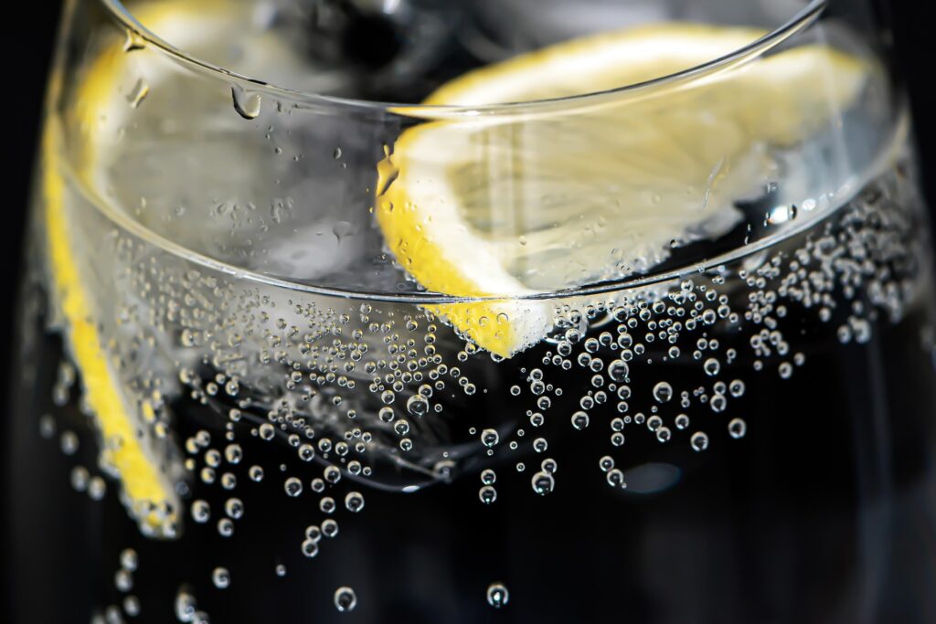 Wasser mit Zitrone trinken